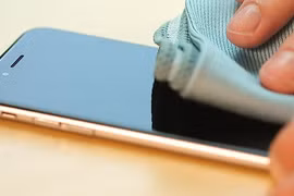 Covid-19: Những lầm tưởng khi diệt khuẩn cho điện thoại