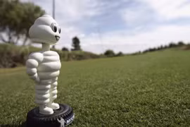 Những tee marker ấn tượng, vui nhộn ở các giải golf chuyên nghiệp