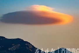 Đám mây UFO khổng lồ di chuyển khiến dân Thái Lan hú vía