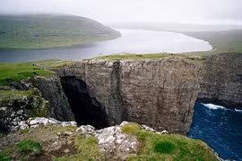 Cái hồ kỳ lạ nằm chót vót trên mặt nước biển 