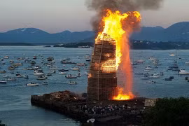 Kinh ngạc tháp lửa mừng cao gần 40m 