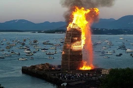 Kinh ngạc tháp lửa mừng cao gần 40m 