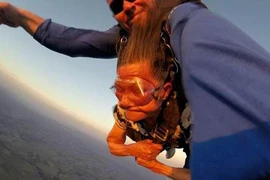 Cụ bà 81 tuổi vẫn nhảy dù đầy kích thích