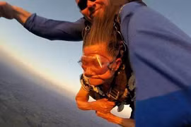 Cụ bà 81 tuổi vẫn nhảy dù đầy kích thích