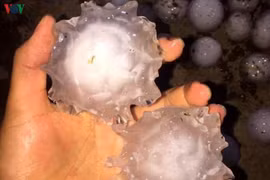 Mưa đá khổng lồ dội xuống xã biên giới Lai Châu, hàng trăm ngôi nhà tan hoang