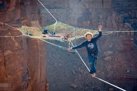 Tết mạng nhện, làm xiếc trên dây giữa vách núi cao 122m