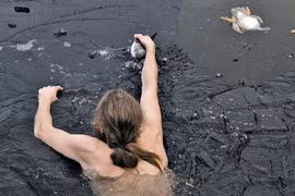 Liều mình nhảy xuống hồ băng cứu vịt khỏi chết đuối