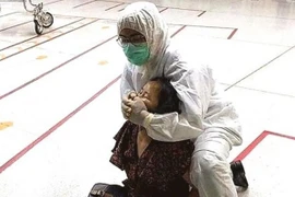 Bị bắt vì khạc nơi công cộng, người phụ nữ nhổ nước bọt vào cảnh sát