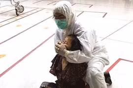 Bị bắt vì khạc nơi công cộng, người phụ nữ nhổ nước bọt vào cảnh sát