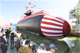 Cận cảnh tàu ngầm “Cá Voi lớn” chạy bằng pin lithium của Nhật Bản