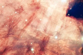 Vũ trụ đẹp kỳ lạ với lõi hồng khói trong Tinh vân Omega