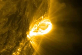 Cận cảnh cổng mái vòm năng lượng kỳ quái trên mặt trời