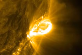 Cận cảnh cổng mái vòm năng lượng kỳ quái trên mặt trời