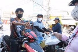 Phát quà từ thiện: 'Người đi xe tay ga đến nhận quà, chúng tôi cương quyết từ chối'