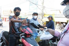 Phát quà từ thiện: 'Người đi xe tay ga đến nhận quà, chúng tôi cương quyết từ chối'