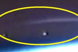 Phát hiện vệt dài bí ẩn cùng vật thể lạ tại Trạm ISS
