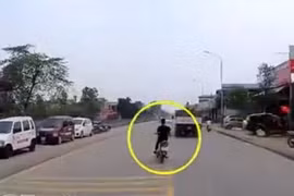 Video: Thanh niên phóng nhanh vượt ẩu, tông vào xe taxi rồi lộn nhiều vòng trên cao
