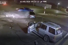 Video: Tài xế say rượu lái xe với tốc độ cao đâm nát bét 2 ô tô