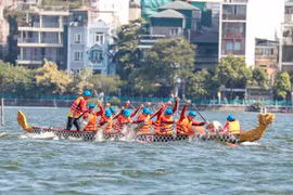 Lễ hội bơi chải thuyền rồng hồ Tây thu hút dân tình chú ý