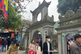 Đền Chợ Củi đón hàng nghìn du khách dâng lễ đầu xuân
