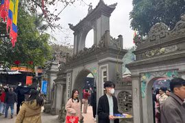 Đền Chợ Củi đón hàng nghìn du khách dâng lễ đầu xuân