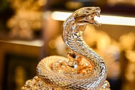Linh vật rắn mạ vàng độc đáo “hút tài lộc” có giá đắt đỏ