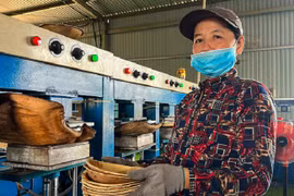 Mo cau thành chén, đĩa, hộp cơm phục vụ khách Víp trên máy bay