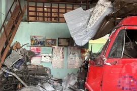 Xe tải mất lái đâm vào nhà dân, 6 người tử vong thương tâm