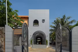 Nhà phố 2 tầng có điểm nhấn là các hình vòm cong ấn tượng