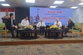 Gặp nhóm treo cờ MTDTGPMN Việt Nam trên tháp Nhà thờ Đức Bà Paris