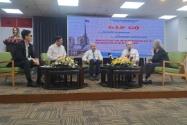 Gặp nhóm treo cờ MTDTGPMN Việt Nam trên tháp Nhà thờ Đức Bà Paris