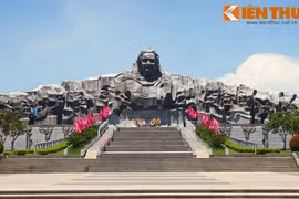 Trong tượng đài quy mô nhất Đông Nam Á của Việt Nam có gì?