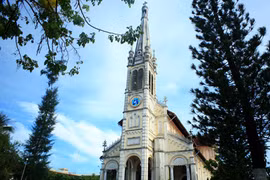 Ngắm nhà thờ đẹp như cổ tích bên sông nước Cửu Long