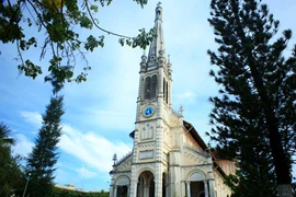 Ngắm nhà thờ đẹp như cổ tích bên sông nước Cửu Long