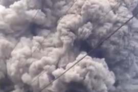 Video: Hoảng hồn núi lửa “thức giấc” nhả khói đen kịt