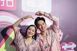 'Bom sex gốc Việt' và chồng kém 12 tuổi ngọt ngào sau tin đồn rạn nứt hôn nhân