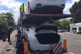 Người Việt trốn trong cốp xe sang để nhập cư bất hợp pháp