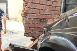 Tai nạn hy hữu gây xôn xao chiều nay: Nhân viên rửa xe đạp nhầm chân ga, đâm sập tường gara