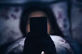 Vì sao không nên để điện thoại gần giường ngủ?