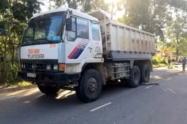 Xe tải chở vật liệu làm đường cao tốc tông chết hai cha con