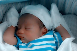 Ngắm con trai Thái Thùy Linh vài ngày tuổi đã biết cười