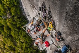 Ngủ qua đêm trên sườn núi cheo leo cao gần 1.000 m