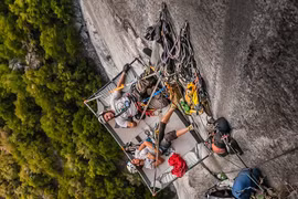 Ngủ qua đêm trên sườn núi cheo leo cao gần 1.000 m