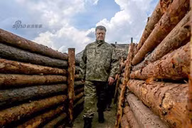 Cận cảnh Tổng thống Ukraine thị sát chiến hào miền Đông Donetsk
