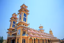 Khám phá Tòa Thánh cốt tre nổi tiếng thế giới của VN