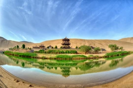 Khám phá ốc đảo thần tiên giữa sa mạc chết chóc Gobi