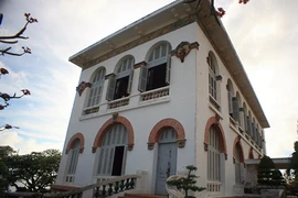 Vẻ đẹp tráng lệ của tòa lâu đài giam vua Thành Thái