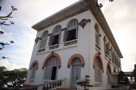 Vẻ đẹp tráng lệ của tòa lâu đài giam vua Thành Thái