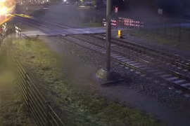 Video: Suýt chết vì đạp xe băng qua trước mũi tàu hỏa