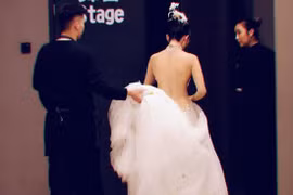 "Ác nữ” Anh hùng xạ điêu U60 lộ lưng trần nuột nà khó tin